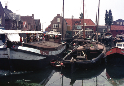 845721 Gezicht op de schepen in de Oude Haven te Spakenburg (gemeente Bunschoten).
